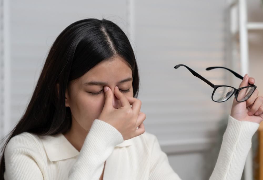 Il gesto da evitare: ecco perché strofinarsi gli occhi è pericoloso