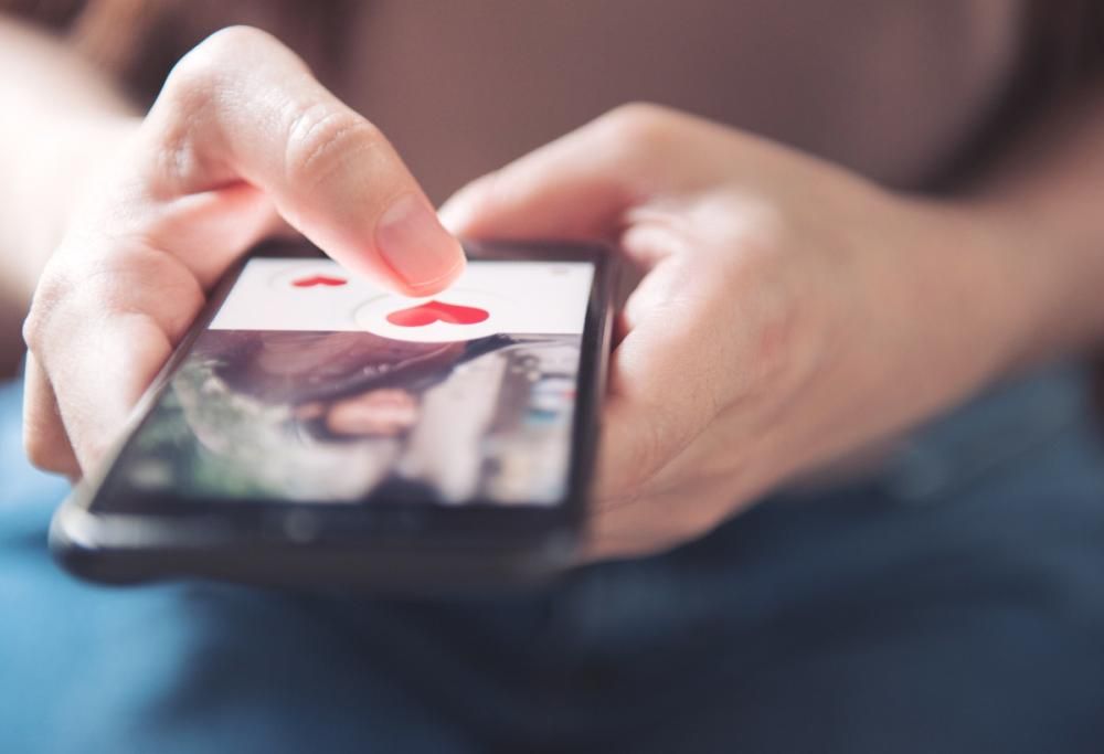 Postare meno: la nuova regola social per essere cool