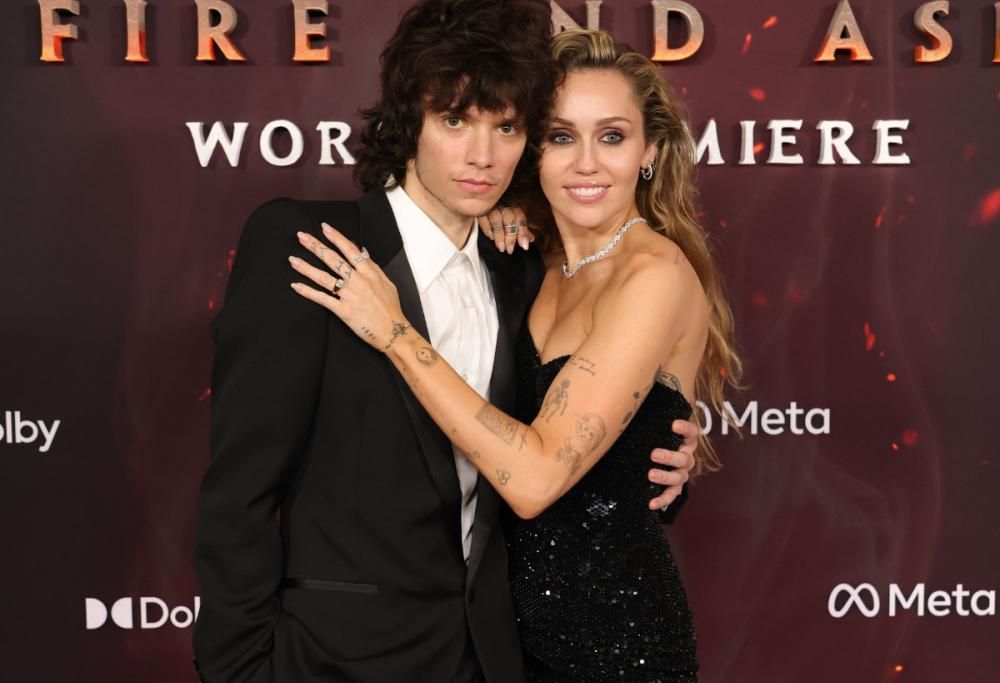 Miley Cyrus si sposa con Maxx Morando: spunta l’anello al dito