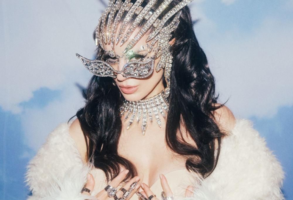 “The Queens”, il nuovo pezzo di Paola Iezzi: “L’amore è amore”