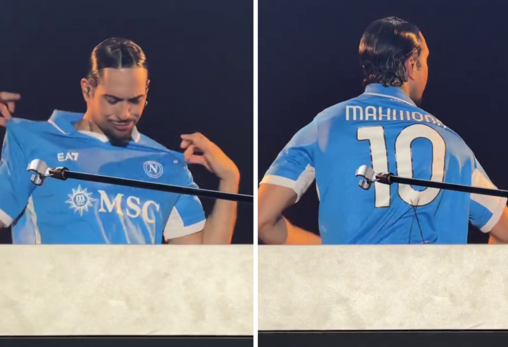 Mahmood indossa la maglia del Napoli in concerto: fan in delirio