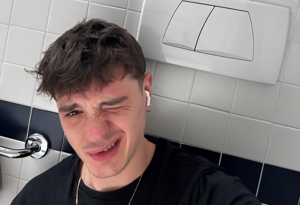 Perché Olly si fa foto sul water prima delle occasioni importanti?