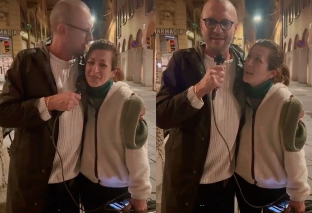 Biagio Antonacci duetta con una cantante di strada: emozionante video
