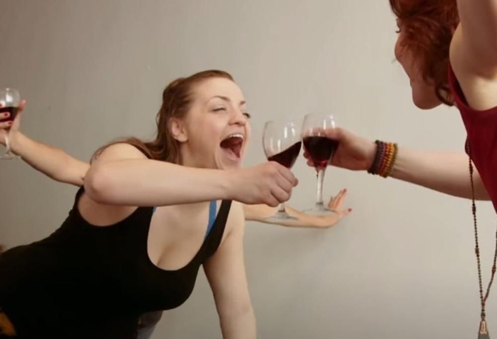 “Drunk Yoga”: la tendenza che unisce alcol e yoga