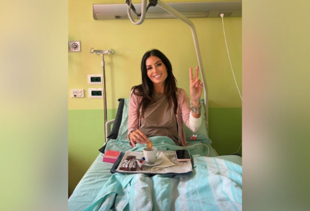 Elisabetta Gregoraci rassicura i fan dall’ospedale: la foto social
