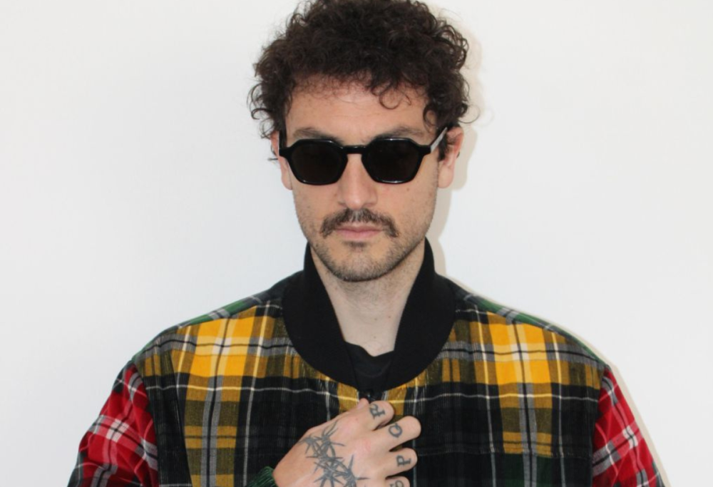 “Morto a galla” di Carl Brave, il nuovo singolo in uscita il 28 marzo