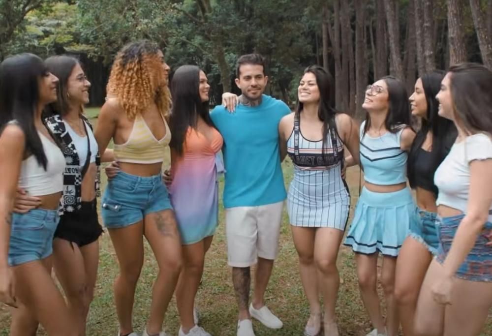 Marito e moglie condividono il loro amore con altre 7 donne: la storia