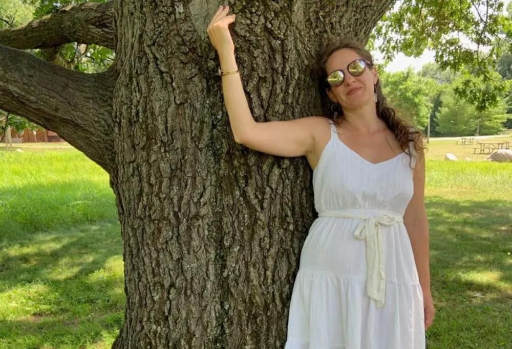 Donna “ecosessuale” perde la testa per un albero: il racconto