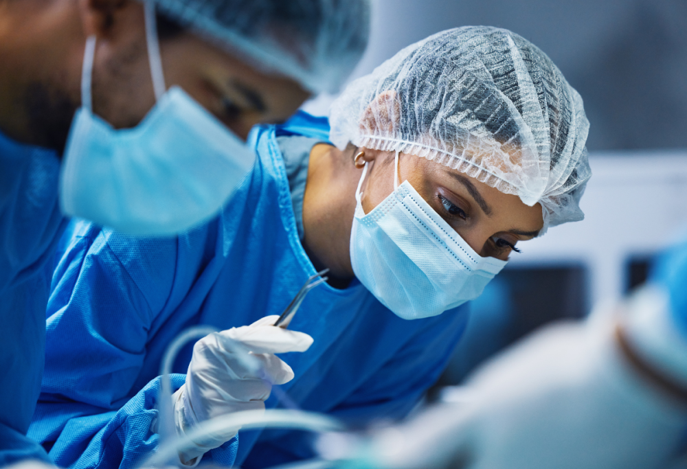 Ha il seno maschile, si opera: “Mi bullizzavano. Ora sto bene”