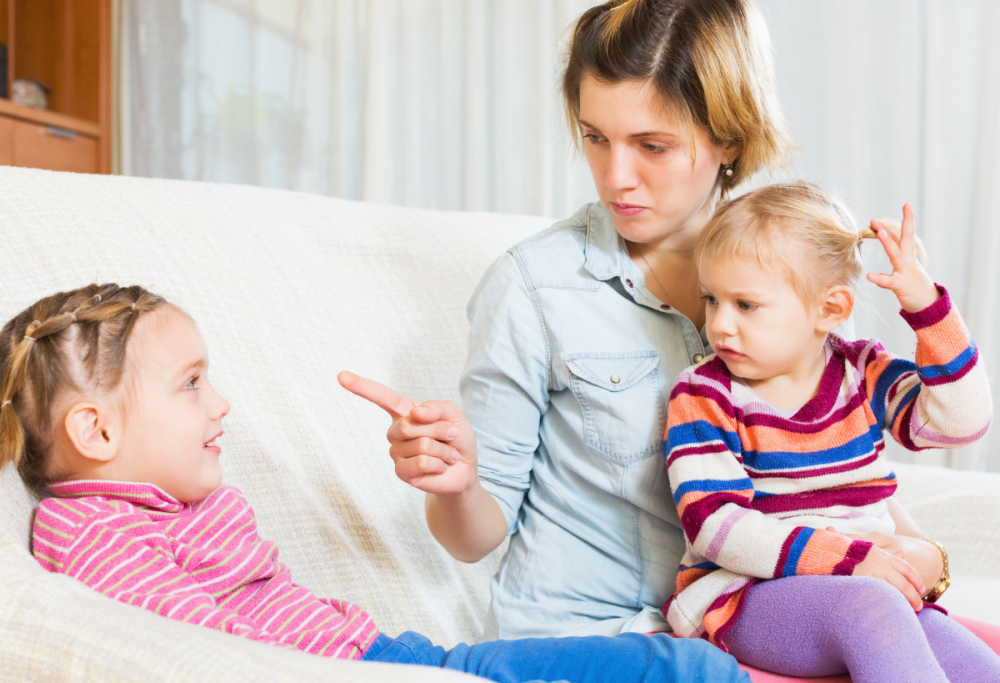 Tuo figlio morde altri bambini? Ecco come affrontare la situazione