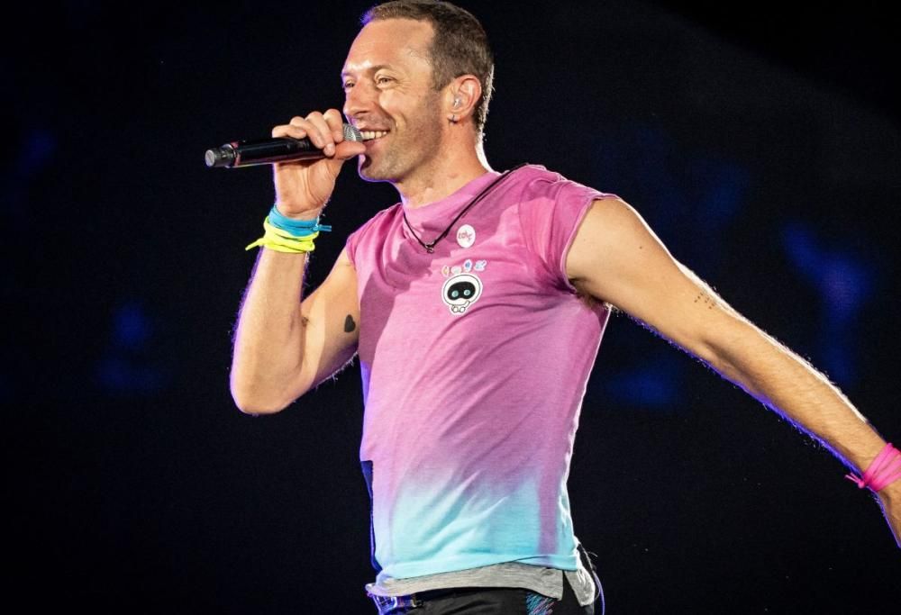 Kiss cam al concerto dei Coldplay “pizzica” due presunti amanti