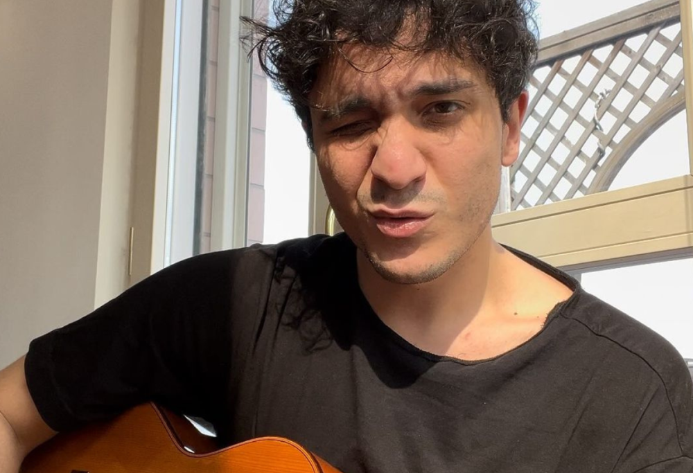 Tananai si esibisce in incognito a sorpresa in metro a Milano