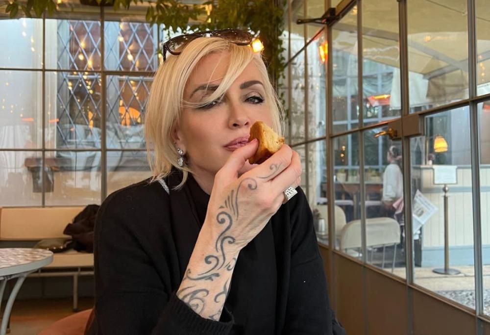 Paola Barale a 60 anni: “Sono fortunata, sono ancora croccante”