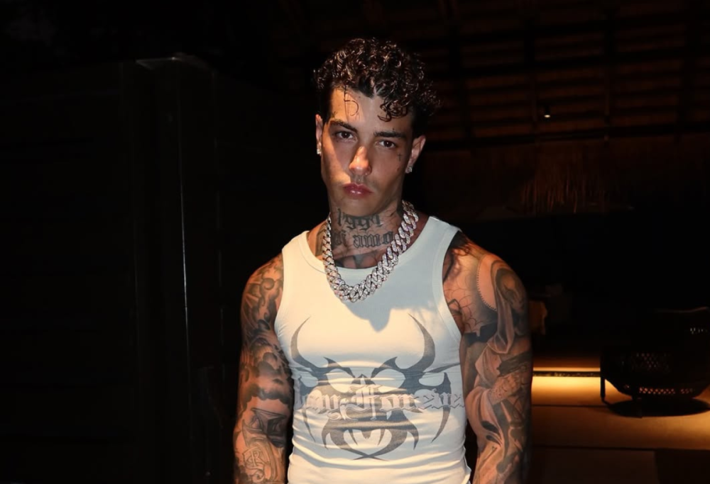 Tony Effe protagonista del prossimo cinepanettone con De Sica?