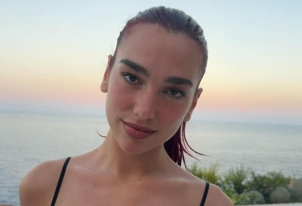 Dua Lipa e Callum Turner a Ibiza tra compleanno e baci nascosti
