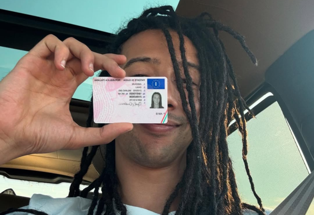 Ghali prende la patente a 32 anni e festeggia: “Meglio tardi che mai”