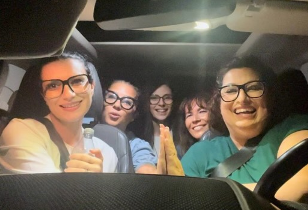 Laura Pausini a Solarolo: karaoke in auto con le amiche di sempre
