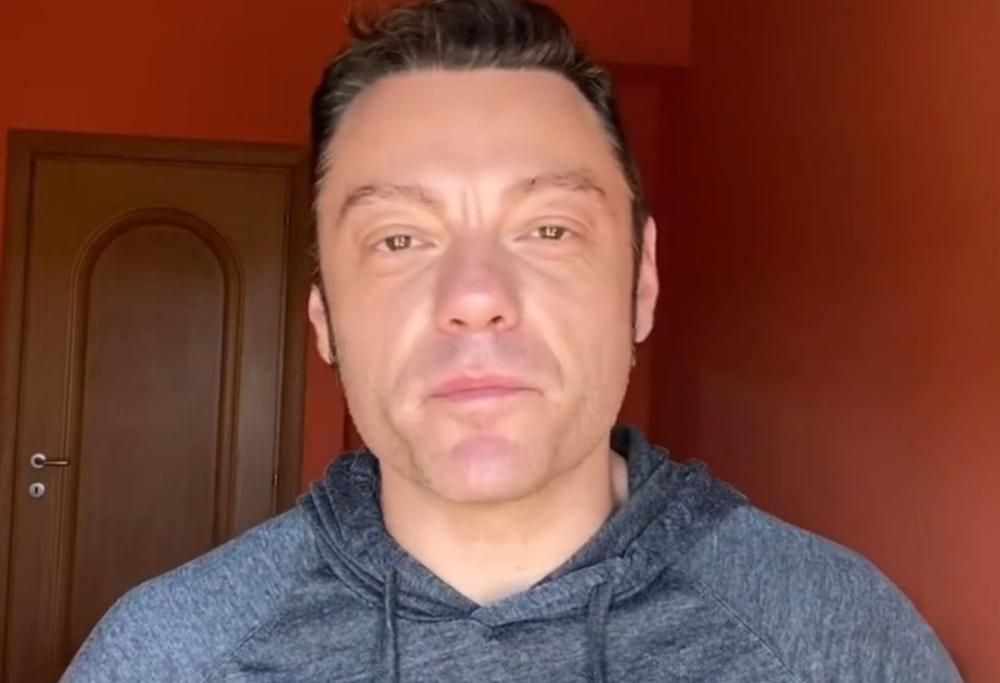Tiziano Ferro invita tutti: “Quando cadete ditelo, chiedete aiuto”
