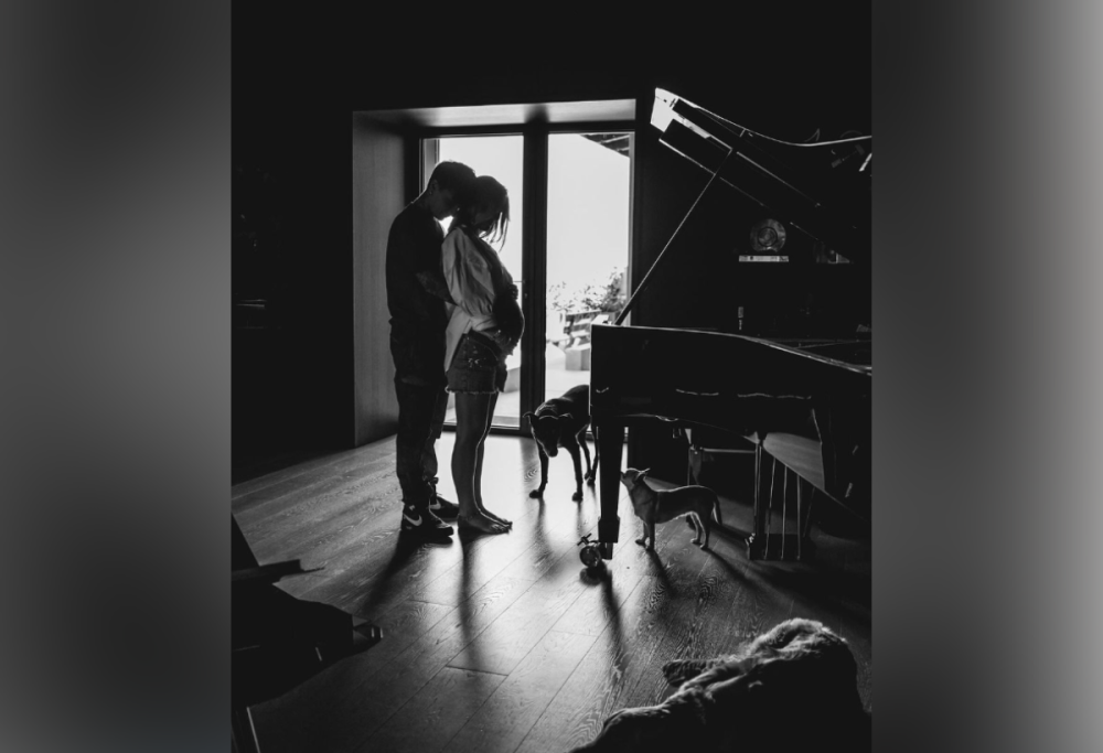 Ultimo, a breve papà, si prende una pausa: “Ciao Italia”. Il post