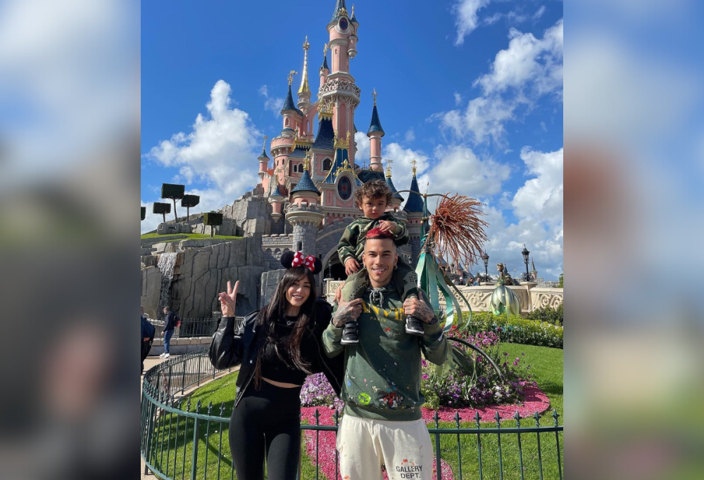 Sfera Ebbasta versione papà a Disneyland con Gabriel e Angelina