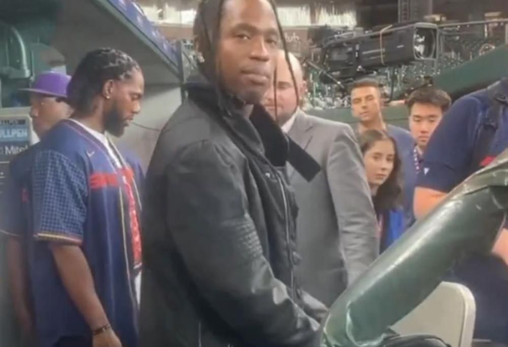 Squadra di baseball ascolta l’anteprima di “Utopia” di Travis Scott