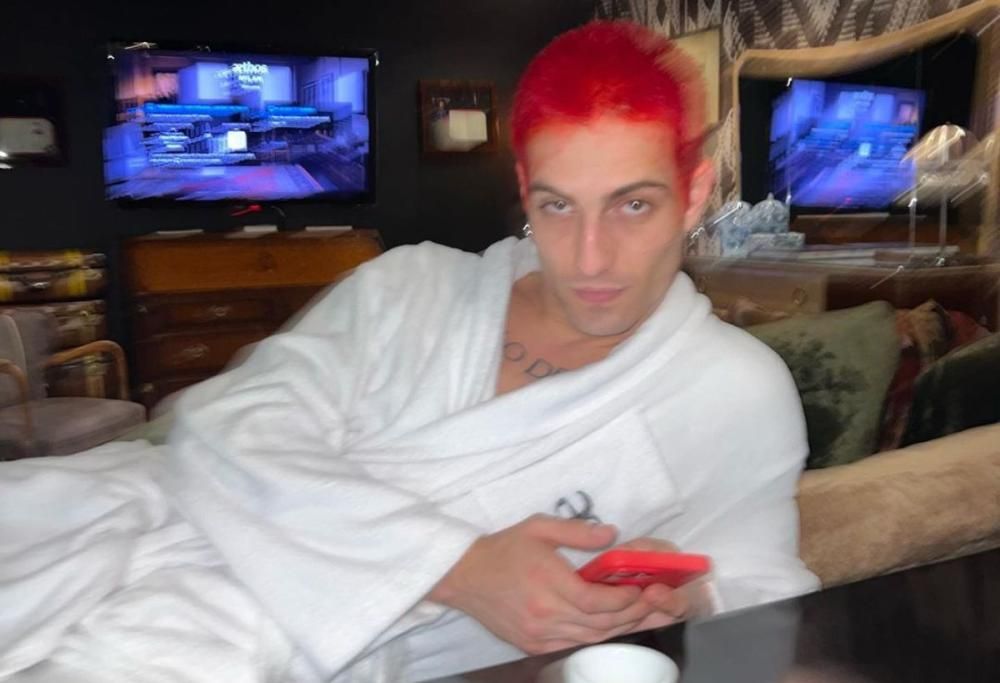 Damiano dei Måneskin sfoggia il nuovo look dai capelli rossi