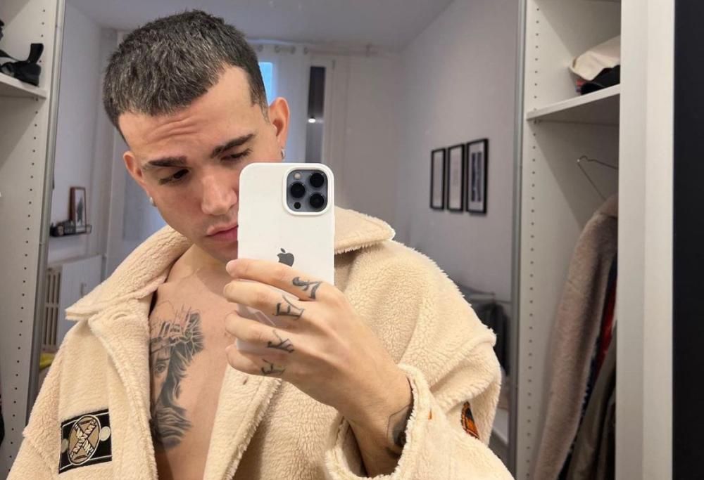 Aka7even, il furto del giubbotto: “Ricordatevi che il karma gira”