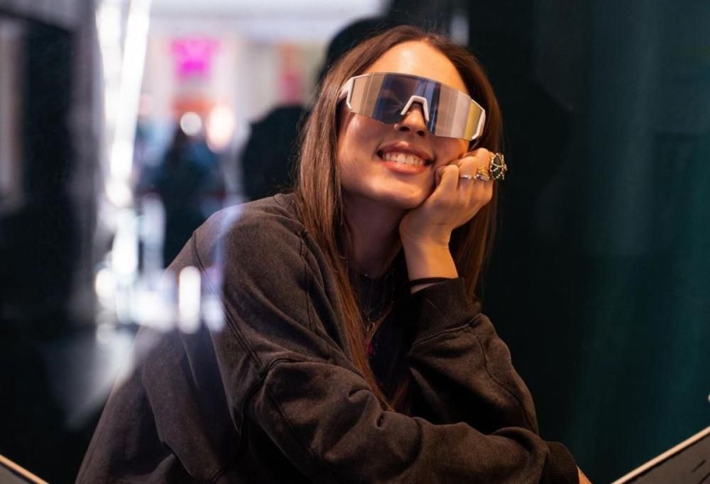 La noia diventa arte a Sanremo: apre “La Noioteca” di Angelina Mango