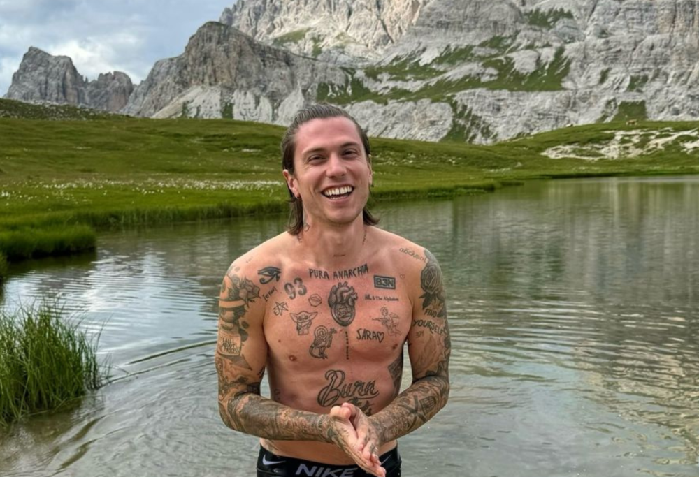 Benjamin Mascolo: nuova vita e capelli lunghissimi in vacanza