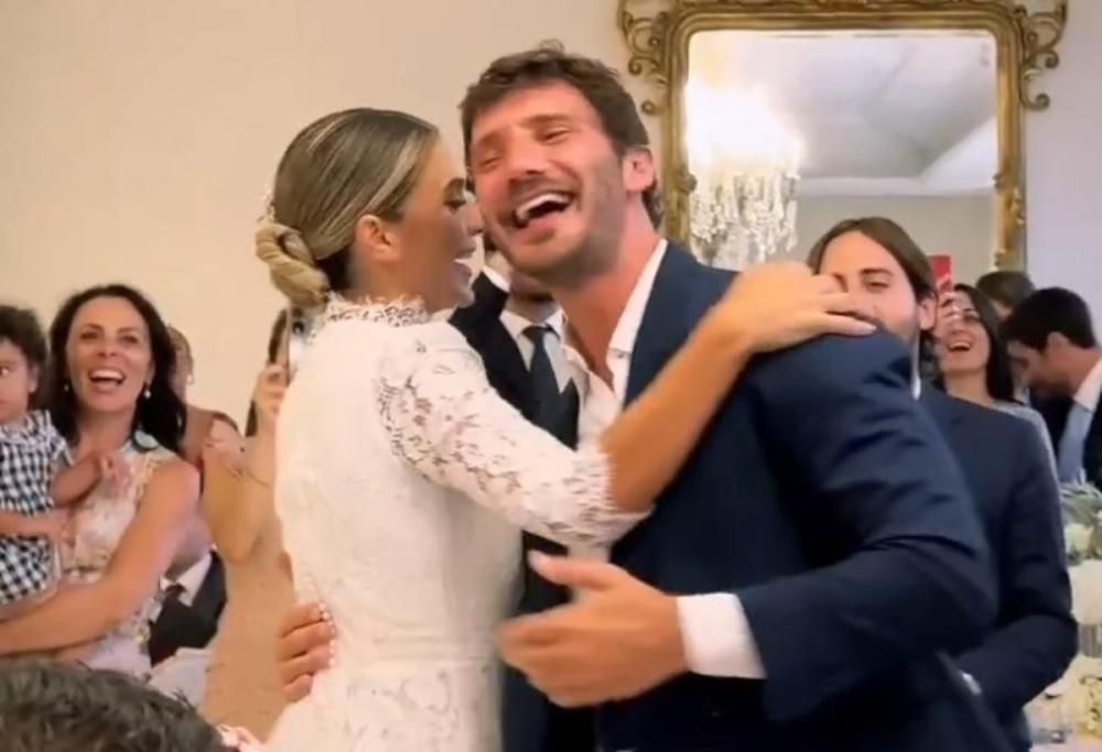 Stefano De Martino canta e balla alle nozze dell’amica: il video
