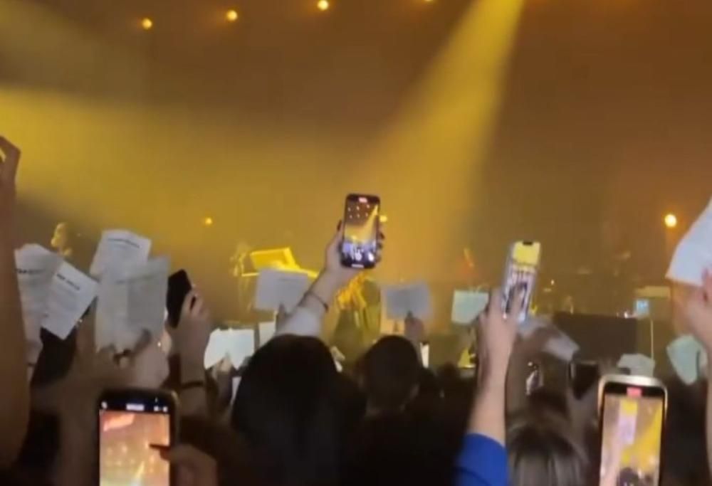 Padova, flashmob per Giulia Cecchettin al concerto di Calcutta