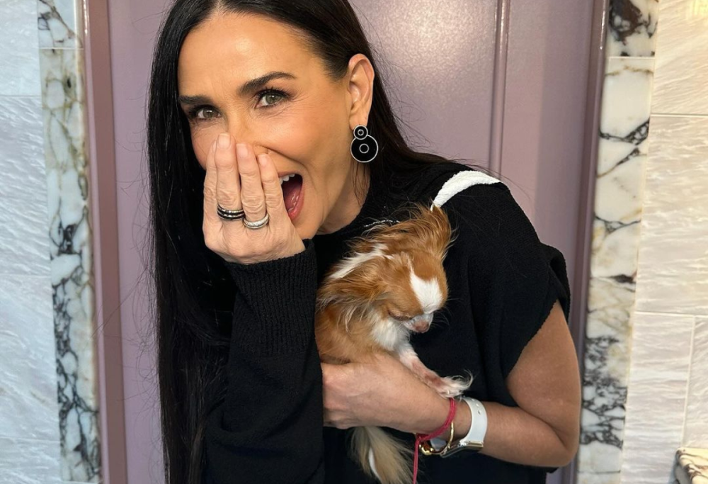 Demi Moore non ha dubbi: “Sono single perché dormo coi miei 9 cani”