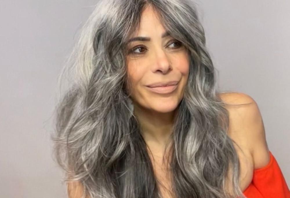 Non si tinge più i capelli grigi: “Sono più sexy e sicura di me”