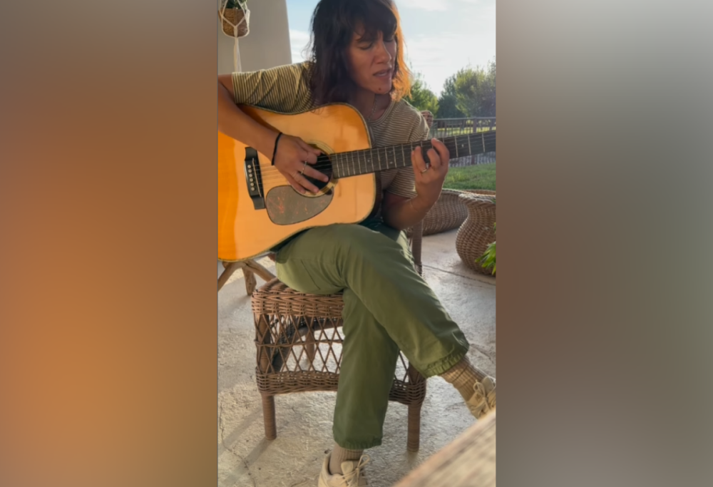 Elisa, 21 anni da “Broken”: l’emozionante versione chitarra e voce