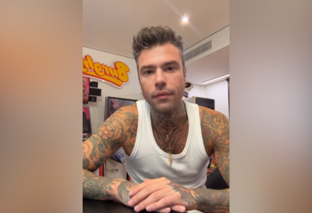 Fedez ammette di aver cantato male e spiega: “Colpa dell’autotune”