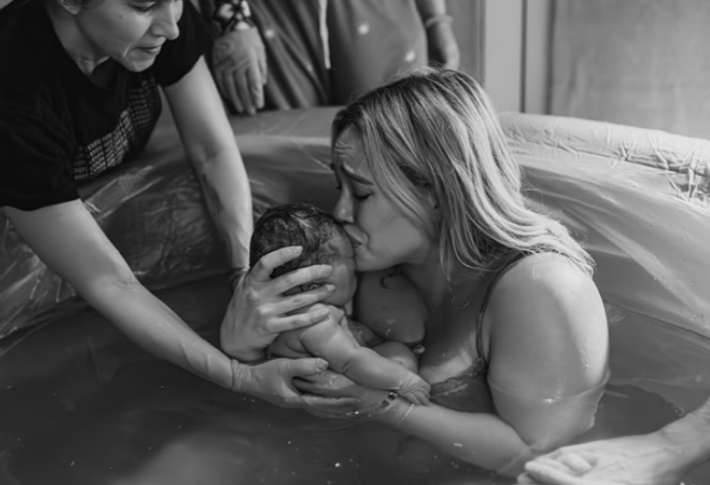 Hilary Duff diventa mamma: il parto in acqua e le foto sui social
