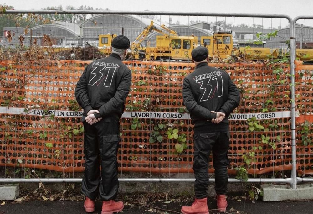 Articolo 31, nuovo singolo insieme: “Vecchi di M€rda (Classico)”