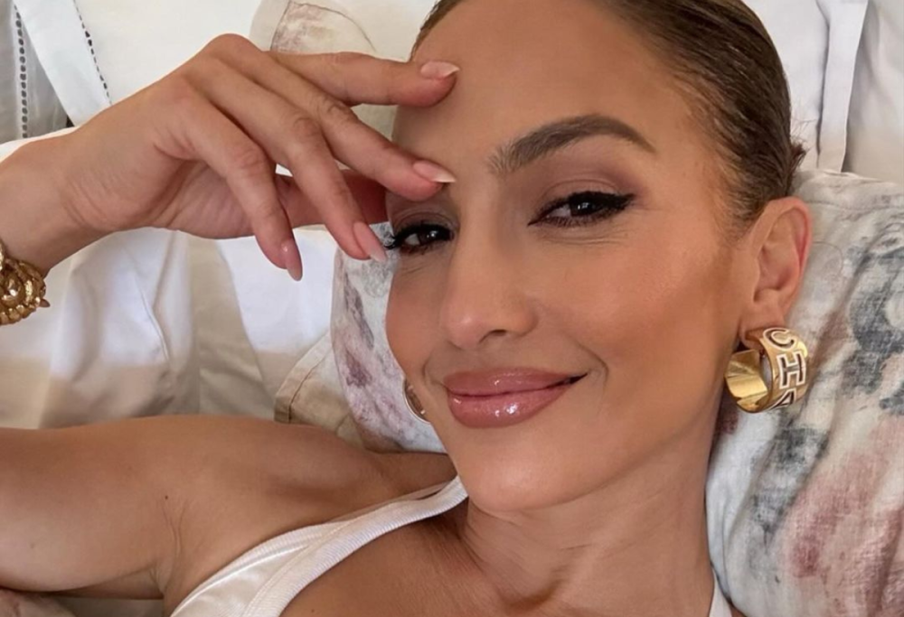 Jennifer Lopez festeggia i 55 anni con un party a tema “Bridgerton”