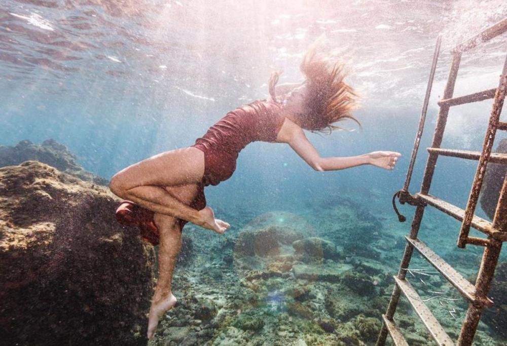 La modella che fa lo shooting tra gli squali nell’Oceano: il video