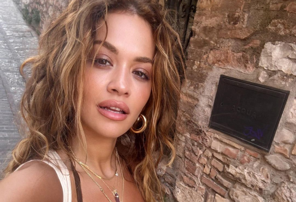 Rita Ora si gode la bella Italia: la cantante in vacanza in Umbria