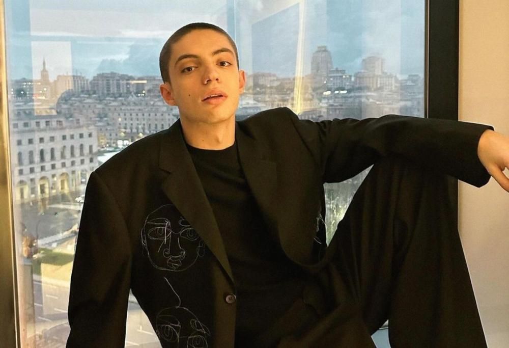 Matteo Romano inizia il 2024 con il suo nuovo singolo “Assurdo”