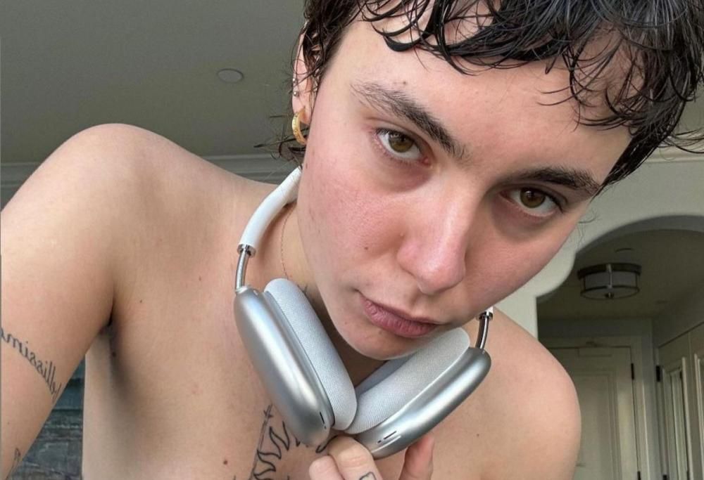 Madame in vacanza in California posta una foto senza reggiseno