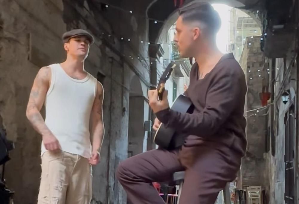 Blanco, serenata a sorpresa in via dei Tribunali a Napoli