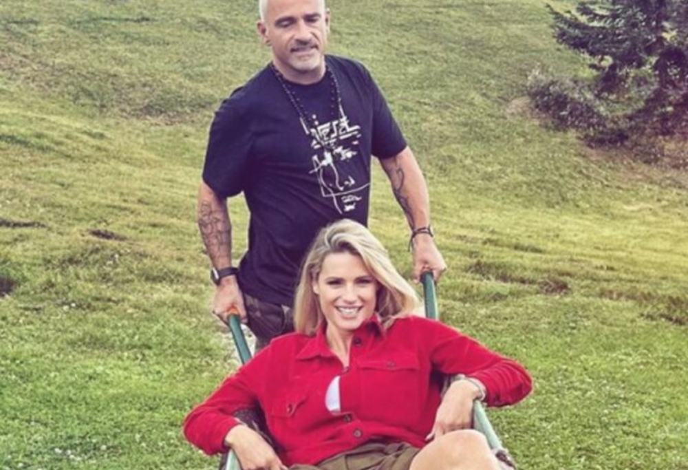 Eros e Michelle insieme per il nipotino: “La nonna in carriola”