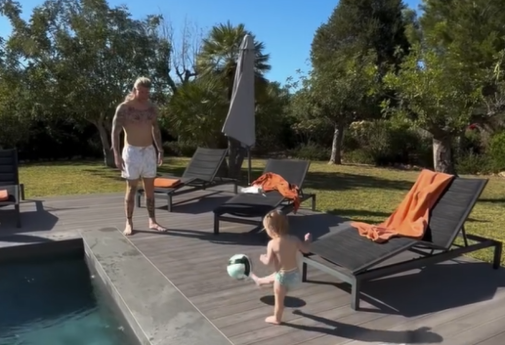 Loris Karius gioca a calcio con la piccola Aria: il tenero video