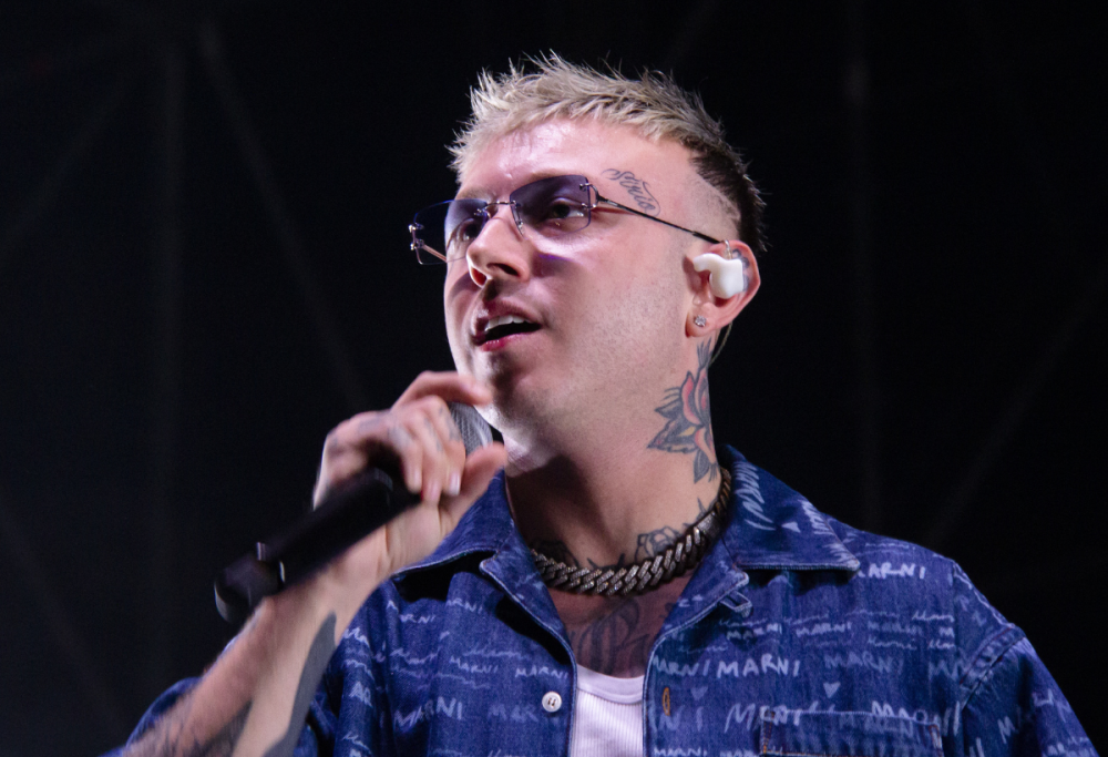 Lazza, l’annuncio di  “OuverFOURe” e 2 concerti negli stadi: le date