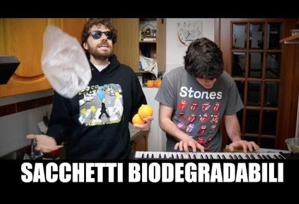 Sacchetti biodegradabili? La divertentissima parodia de I Masa che devi assolutamente vedere