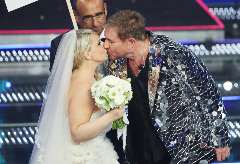Sanremo, Katia Follesa bacia Simon Le Bon in diretta