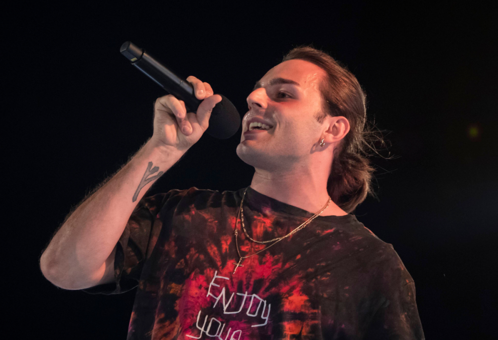 Ernia conquista il Forum di Assago con il suo tour “Tutti hanno paura”