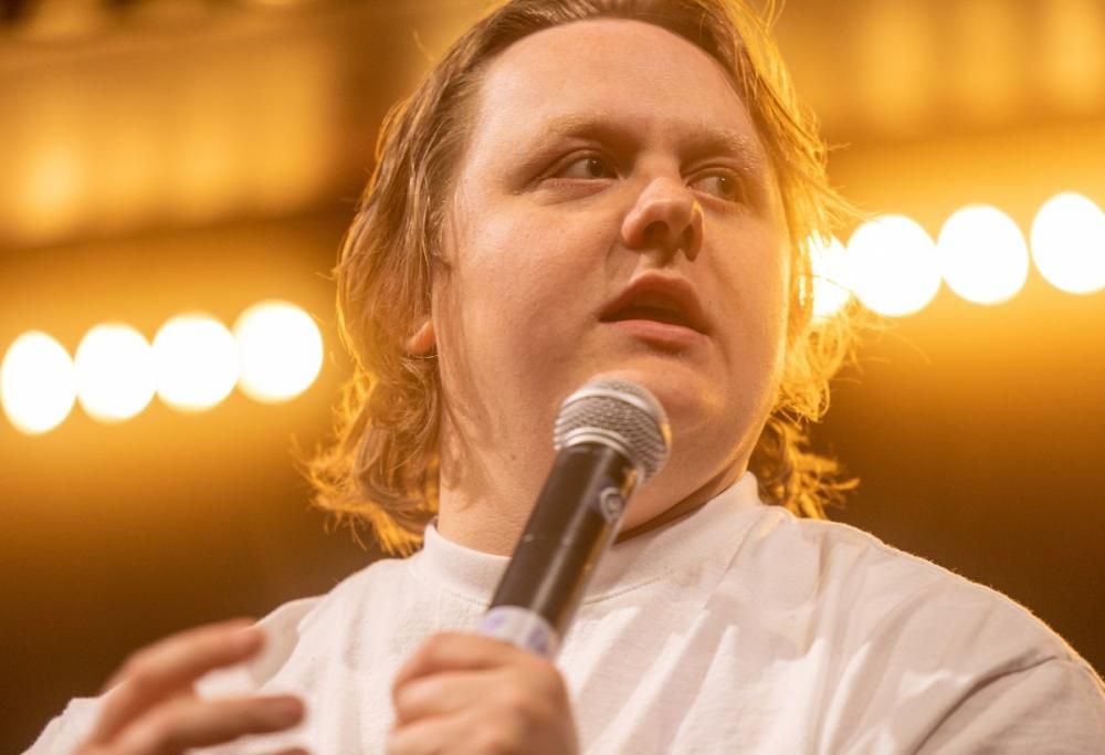 Lewis Capaldi: “Cercare la perfezione può farti sentire rotto”